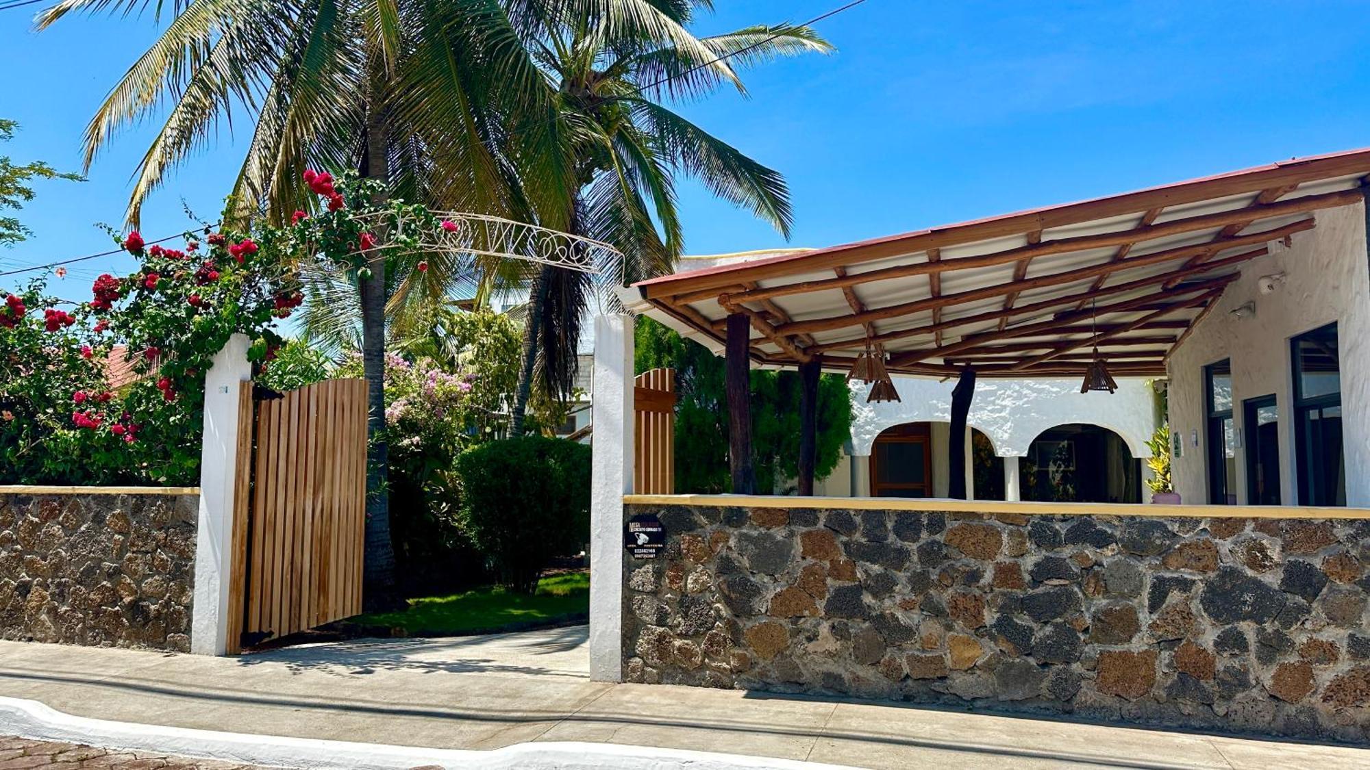 Hostal Suenos Silvestres Puerto Ayora  Bagian luar foto